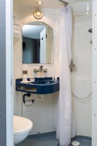 A bathroom at Initial by balladins Lyon / Chanas