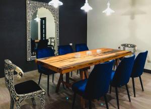 ein Esszimmer mit einem Tisch, Stühlen und einem Spiegel in der Unterkunft Chloechen Home in Taitung