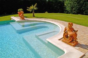 una piscina con estatuas en el medio en La Petite Aiguebonne en Allex