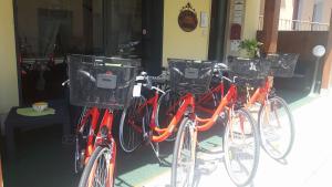 a group of bikes parked next to each other at Piccolo Hotel in Rosignano Solvay