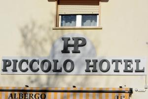 a sign for a pizza hotel on the side of a building at Piccolo Hotel in Rosignano Solvay