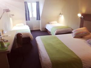 Кровать или кровати в номере Campanile Deauville Saint-Arnoult