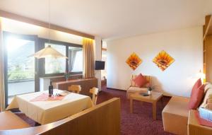 een hotelkamer met een bed en een bank bij Residence Pollingerhof in Merano