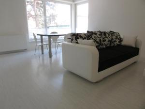 Beautiful city center Apartment with private parking tesisinde bir oturma alanı