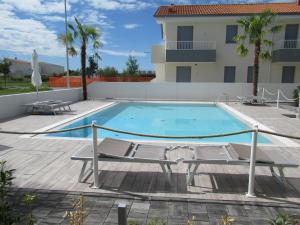 The swimming pool at or close to Appartment Sunset