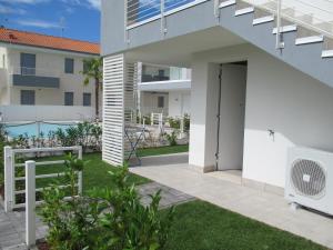 vista sul cortile di una casa con ventilatore di Appartment Sunset a Lido di Jesolo