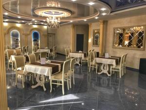 Un restaurante u otro lugar para comer en Hotel Olimp