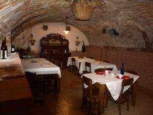 A restaurant or other place to eat at Al Mobile Antico