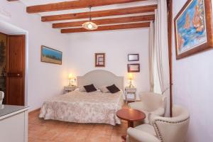 ein Schlafzimmer mit einem Bett, einem Tisch und Stühlen in der Unterkunft "Son Cleda" House Boutique, adults only in Sineu