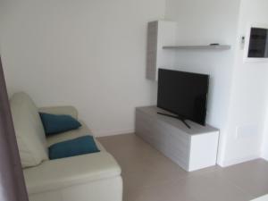 A television and/or entertainment centre at Appartment Sunset