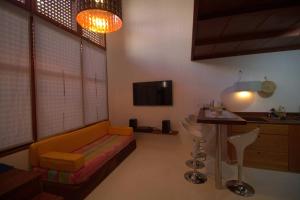 ein Wohnzimmer mit einem Sofa und einem Tisch in der Unterkunft Studio M in Mindelo