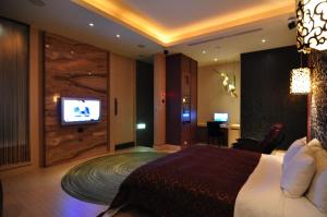 Un pat sau paturi într-o cameră la Qixing Jingpin Motel