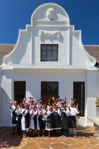 eine Gruppe von Mädchen, die vor einem Gebäude stehen in der Unterkunft Lairds Lodge Country Estate in Plettenberg Bay