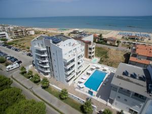 an aerial view of a building with a swimming pool at Case vacanze Blue Bay Resort in Roseto degli Abruzzi