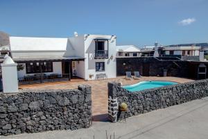 Bazén v ubytování casa los veroles lanzarote nebo v jeho okolí