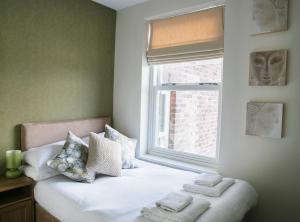 A bed or beds in a room at The Green House classic 2 bedroom apartment 
