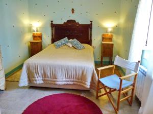 - une chambre avec un grand lit et une chaise dans l'établissement Caltarragona casa rural, à Miralcamp