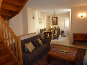 een woonkamer met een bank en een eetkamer bij Comfortable Gite (2) in attractive Languedoc Village in Magalas