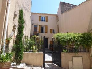 MagalasにあるComfortable Gite (2) in attractive Languedoc Villageの建物前の門付きヴィラ
