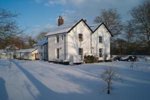 una casa bianca è coperta di neve di Old Rectory - Scoulton a Great Ellingham