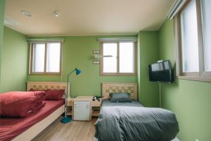 TV a/nebo společenská místnost v ubytování Daegu Midtown Hostel