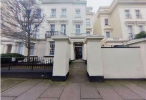 een groot wit gebouw met een hal ervoor bij Railton House (Paddington) in Londen +11 foto's