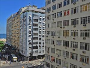 dos edificios altos uno al lado del otro cerca del océano en Rio Spot Homes Copacabana D040, en Río de Janeiro