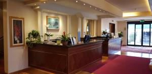 a lobby with a reception desk in a hotel at iH Hotels Padova Admiral in Padova