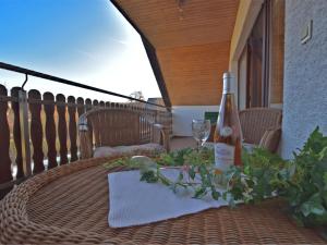 uma garrafa de vinho sentada numa mesa na varanda em Quiet apartment in Merlsheim with balcony em Nieheim