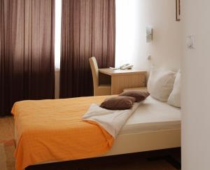 Giường trong phòng chung tại Garni Hotel Hamburg