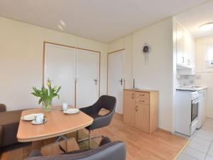 Una sala de estar con mesa y sillas y una cocina. en Strandbungalow, Boltenhagen, en Boltenhagen