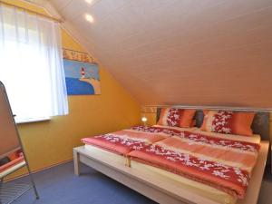 um quarto com uma cama e uma janela em Quiet apartment in Merlsheim with balcony em Nieheim