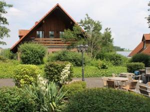 BredenbornにあるDetached holiday home with a wood stove, in the Bruchttalのベンチ付き家