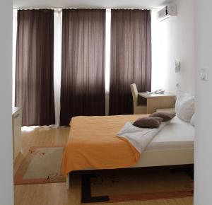 Giường trong phòng chung tại Garni Hotel Hamburg
