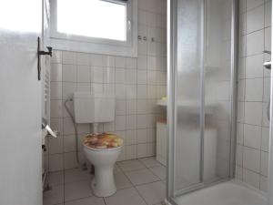 baño con aseo y un bol en el asiento en Strandbungalow, Boltenhagen, en Boltenhagen 32 fotos más