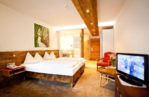Llit o llits en una habitació de Hotel Gasthof Mitteregger - BEST PLACE in town with summercard included