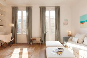 バルセロナにあるClick&Flat Luxury Sant Joanのリビングルーム(白いソファ、窓付)