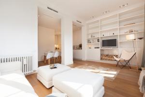 バルセロナにあるClick&Flat Luxury Sant Joanのリビングルーム(白い家具、テレビ付)