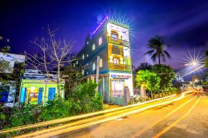 a building on a city street at night at Motel Thuyền & Biển in Ly Son