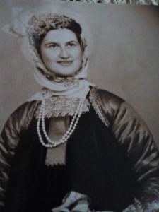 Uma fotografia antiga de uma mulher a usar um hijab. em Manos STUDIOS & APARTMENTS em Skopelos Town
