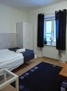 a bedroom with a bed and a window at Golden Spa Hotell in Eskilstuna