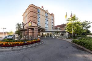 um edifício de hotel com uma rua em frente em Monte Carlo Inn Airport Suites em Mississauga