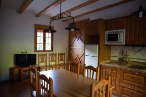 kuchnia z drewnianym stołem i jadalnią w obiekcie Alojamiento Rural Casa Inocente w mieście La Toba