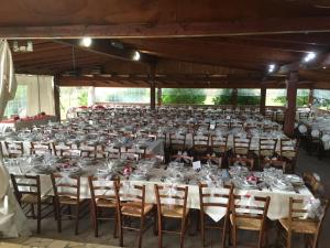un gran salón de banquetes con mesas y sillas blancas en Il Frutteto, en Sant' Isidoro