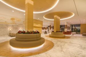 a lobby with two pillars with flowers in the middle at ESTIMAR Calpe Suitopia in Calpe