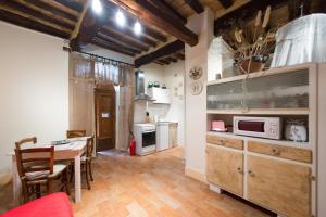 een keuken met een tafel en een eetkamer bij Appartamenti turistici Vicolo S. Chiara in Sassoferrato