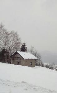 ヴィスワにあるNowy domek Jarzębiankaの雪の畑の家
