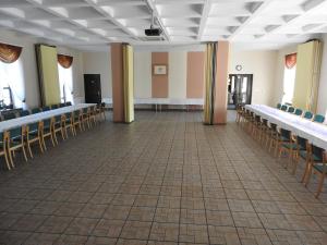 Noclegi u Eichendorffa في Łubowice: غرفة بها صفوف من الطاولات والكراسي