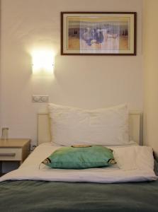 Giường trong phòng chung tại Garni Hotel Hamburg