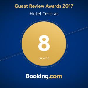 un círculo amarillo con la revisión de textos de los centros de hoteles premiados en Hotel Centras, en Šakiai